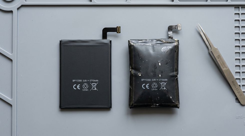 Новый и вздутый старый аккумулятор iPhone