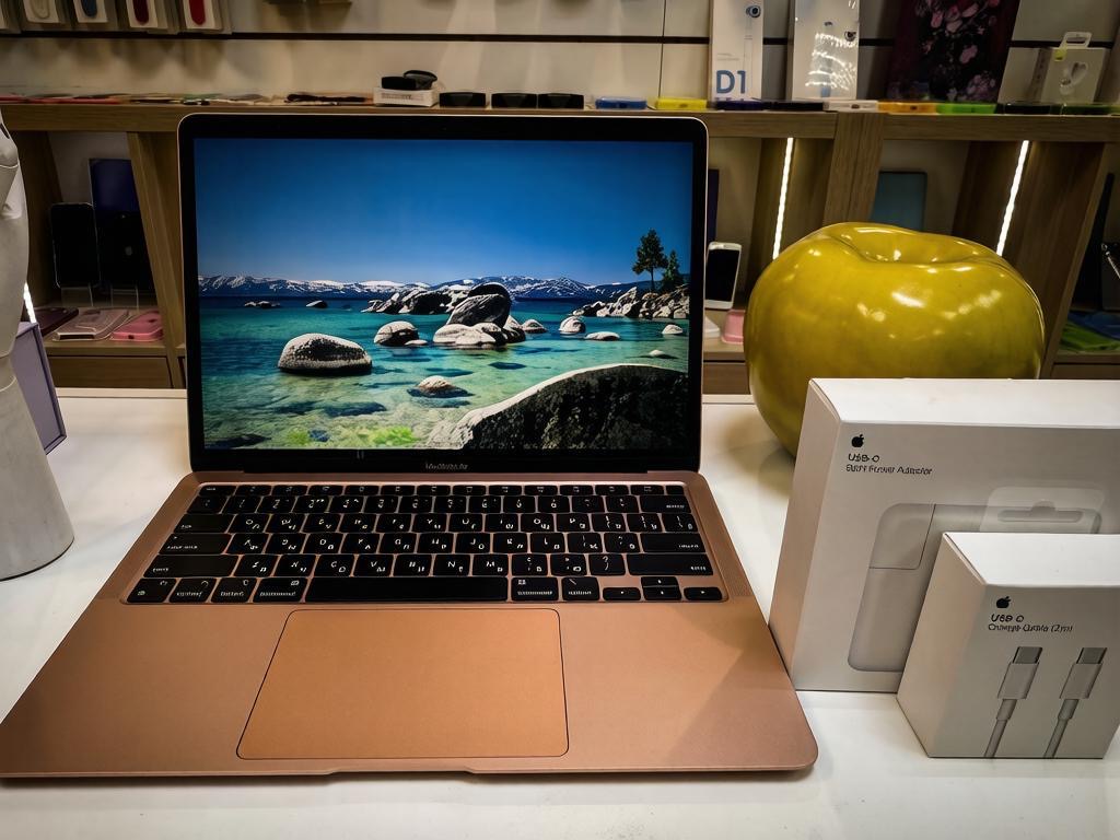 MacBook Air в золотистом алюминиевом корпусе на витрине